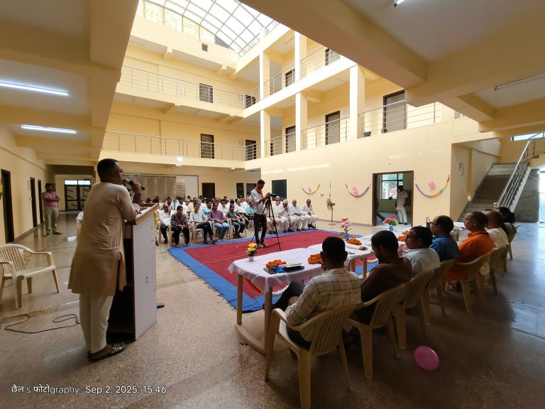साहित्य का काम मनोरंजन नहीं समाज का प्रदर्शन है-डॉ.पाठक